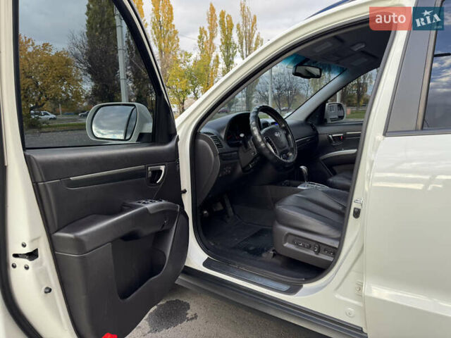 Белый Хендай Санта Фе, объемом двигателя 2.2 л и пробегом 223 тыс. км за 13300 $, фото 16 на Automoto.ua