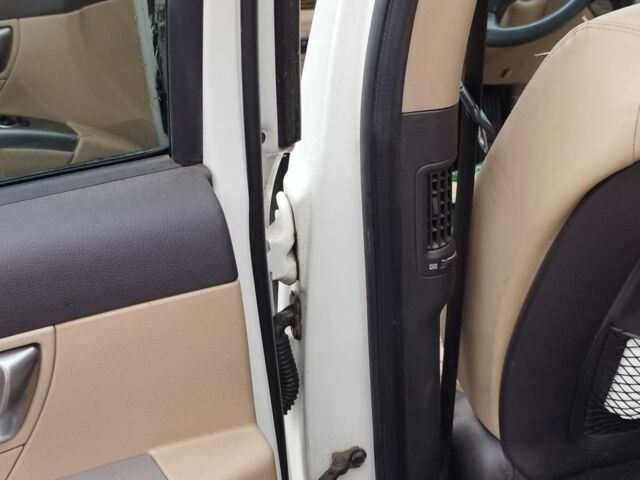 Белый Хендай Санта Фе, объемом двигателя 2.4 л и пробегом 230 тыс. км за 8500 $, фото 10 на Automoto.ua