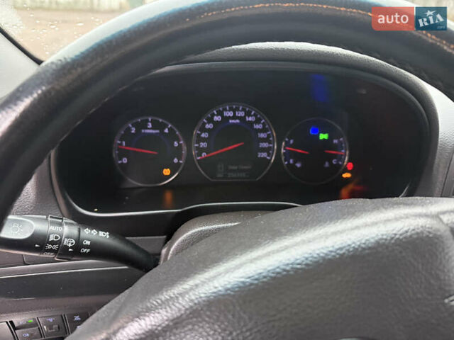 Білий Хендай Санта Фе, об'ємом двигуна 2.2 л та пробігом 236 тис. км за 13500 $, фото 11 на Automoto.ua