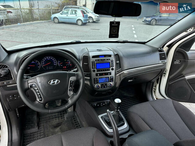 Хендай Санта Фе 2011 в Ивано-Франковске на Automoto.ua Белый Хендай Санта Фе, объемом двигателя 2.2 л и пробегом 298 тыс. км за 10400 $, фото 7 на Automoto.ua