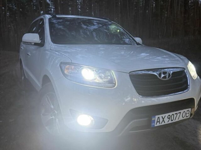Белый Хендай Санта Фе, объемом двигателя 2.2 л и пробегом 240 тыс. км за 13500 $, фото 2 на Automoto.ua
