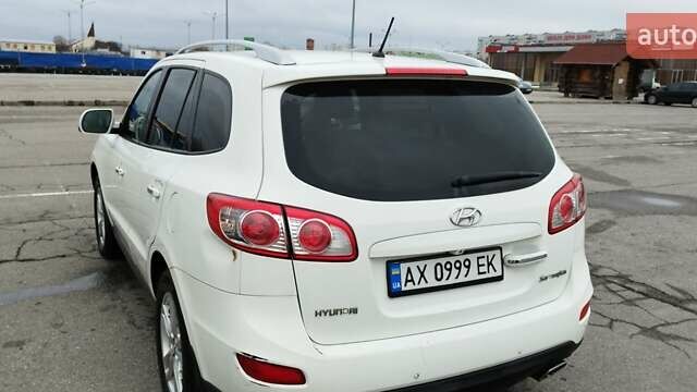 Белый Хендай Санта Фе, объемом двигателя 2.36 л и пробегом 230 тыс. км за 8600 $, фото 1 на Automoto.ua