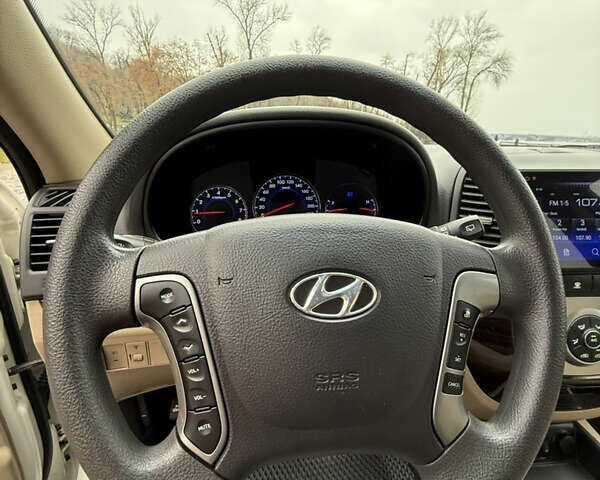 Білий Хендай Санта Фе, об'ємом двигуна 2.4 л та пробігом 98 тис. км за 13500 $, фото 43 на Automoto.ua