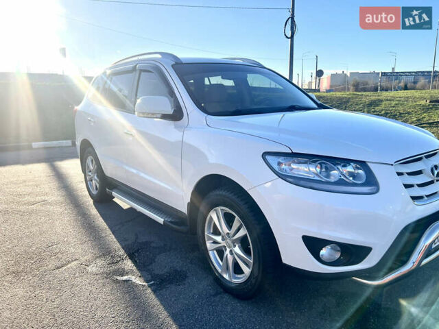 Белый Хендай Санта Фе, объемом двигателя 2.36 л и пробегом 148 тыс. км за 12500 $, фото 5 на Automoto.ua