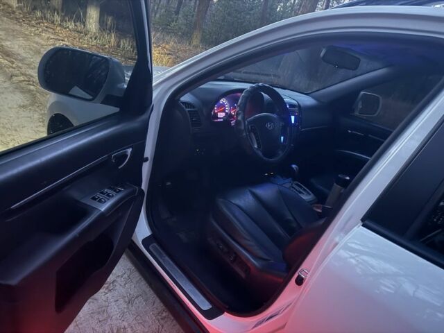 Белый Хендай Санта Фе, объемом двигателя 2.2 л и пробегом 240 тыс. км за 13500 $, фото 5 на Automoto.ua