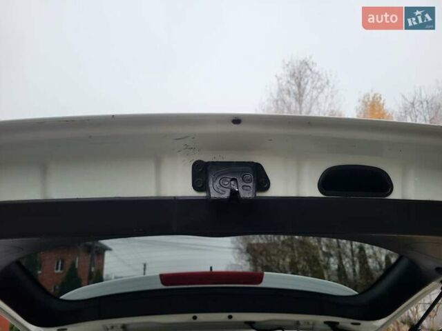 Белый Хендай Санта Фе, объемом двигателя 2.2 л и пробегом 298 тыс. км за 12700 $, фото 121 на Automoto.ua