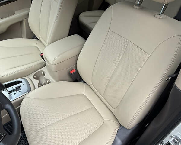 Білий Хендай Санта Фе, об'ємом двигуна 2.4 л та пробігом 98 тис. км за 13500 $, фото 22 на Automoto.ua