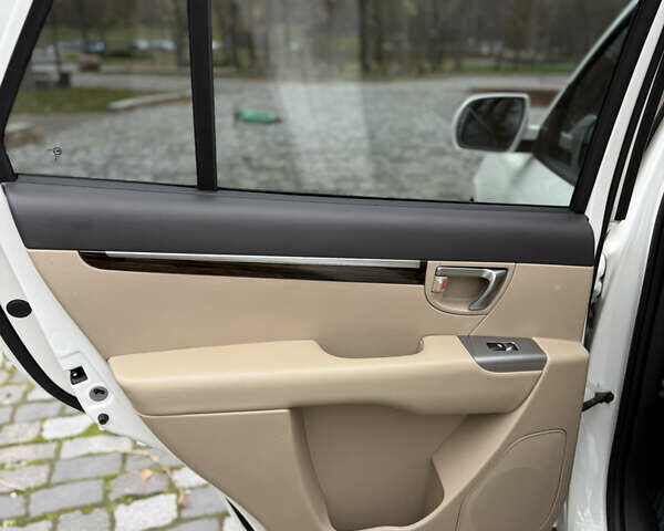 Білий Хендай Санта Фе, об'ємом двигуна 2.4 л та пробігом 98 тис. км за 13500 $, фото 24 на Automoto.ua