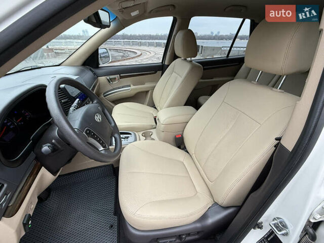 Білий Хендай Санта Фе, об'ємом двигуна 2.4 л та пробігом 98 тис. км за 13500 $, фото 19 на Automoto.ua