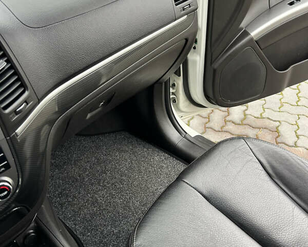 Білий Хендай Санта Фе, об'ємом двигуна 2.2 л та пробігом 183 тис. км за 13800 $, фото 62 на Automoto.ua