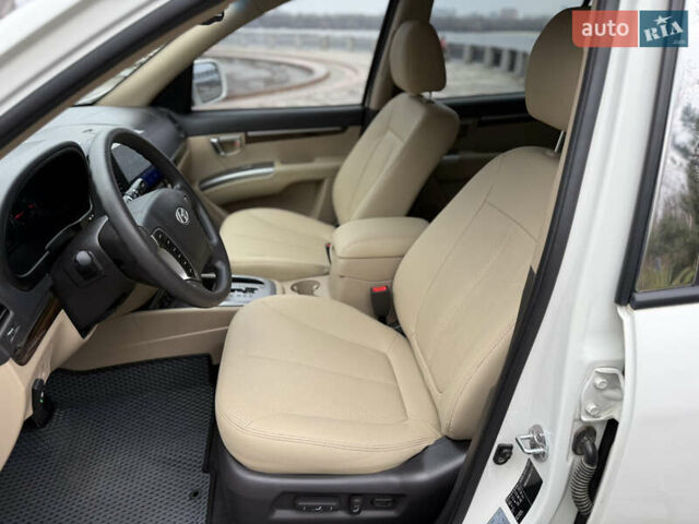Білий Хендай Санта Фе, об'ємом двигуна 2.4 л та пробігом 98 тис. км за 13500 $, фото 20 на Automoto.ua