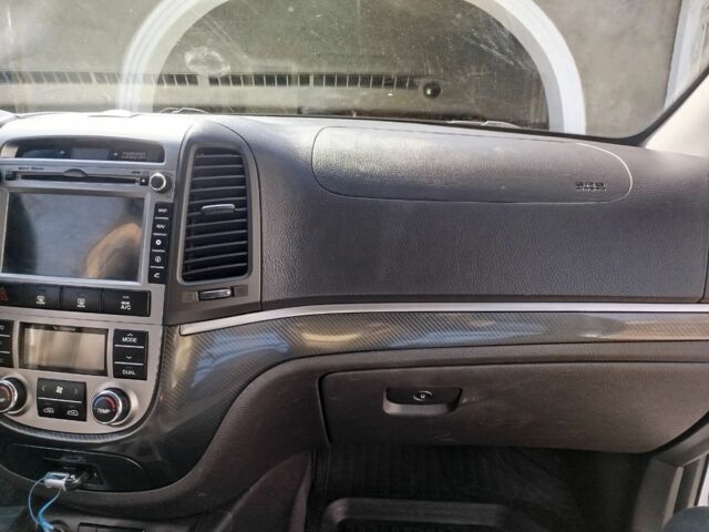 Белый Хендай Санта Фе, объемом двигателя 2.2 л и пробегом 175 тыс. км за 14700 $, фото 7 на Automoto.ua