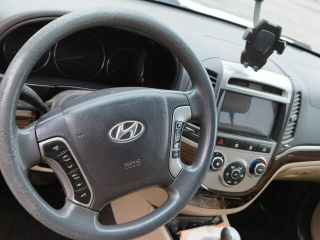 Белый Хендай Санта Фе, объемом двигателя 2.4 л и пробегом 230 тыс. км за 8500 $, фото 12 на Automoto.ua