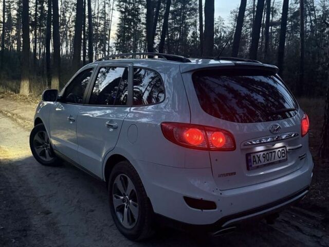 Белый Хендай Санта Фе, объемом двигателя 2.2 л и пробегом 240 тыс. км за 13500 $, фото 3 на Automoto.ua
