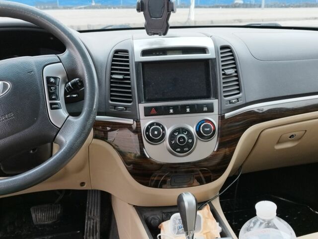 Белый Хендай Санта Фе, объемом двигателя 2.4 л и пробегом 230 тыс. км за 8500 $, фото 7 на Automoto.ua