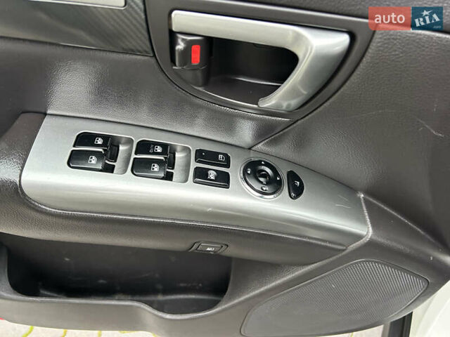 Білий Хендай Санта Фе, об'ємом двигуна 2.2 л та пробігом 183 тис. км за 13800 $, фото 54 на Automoto.ua