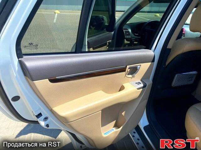 Белый Хендай Санта Фе, объемом двигателя 2.4 л и пробегом 111 тыс. км за 14000 $, фото 4 на Automoto.ua