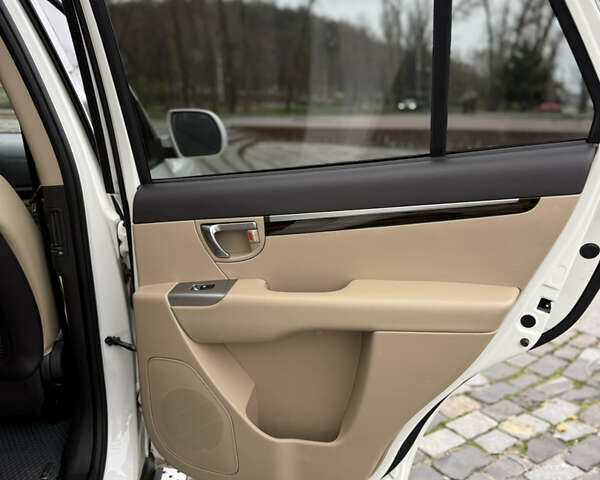 Білий Хендай Санта Фе, об'ємом двигуна 2.4 л та пробігом 98 тис. км за 13500 $, фото 31 на Automoto.ua