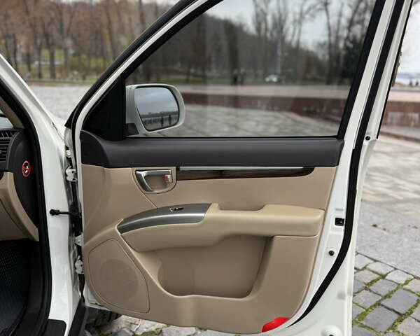 Білий Хендай Санта Фе, об'ємом двигуна 2.4 л та пробігом 98 тис. км за 13500 $, фото 33 на Automoto.ua