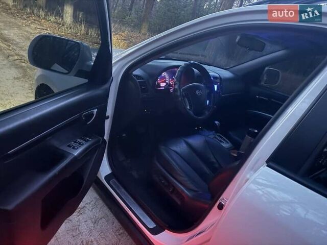 Белый Хендай Санта Фе, объемом двигателя 2.2 л и пробегом 240 тыс. км за 13500 $, фото 4 на Automoto.ua