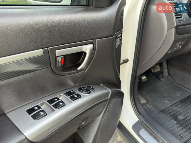 Белый Хендай Санта Фе, объемом двигателя 2.2 л и пробегом 223 тыс. км за 13300 $, фото 17 на Automoto.ua