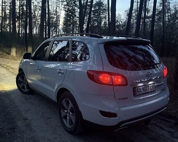 Белый Хендай Санта Фе, объемом двигателя 2.2 л и пробегом 240 тыс. км за 13500 $, фото 2 на Automoto.ua