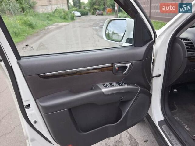 Белый Хендай Санта Фе, объемом двигателя 2.2 л и пробегом 160 тыс. км за 14500 $, фото 5 на Automoto.ua