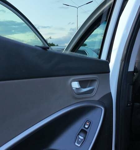 Белый Хендай Санта Фе, объемом двигателя 2.4 л и пробегом 228 тыс. км за 10900 $, фото 6 на Automoto.ua