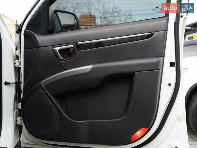 Білий Хендай Санта Фе, об'ємом двигуна 2 л та пробігом 174 тис. км за 13600 $, фото 35 на Automoto.ua