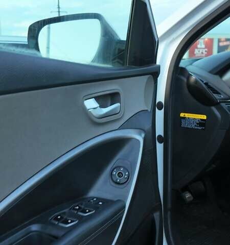 Белый Хендай Санта Фе, объемом двигателя 2.4 л и пробегом 228 тыс. км за 10900 $, фото 3 на Automoto.ua