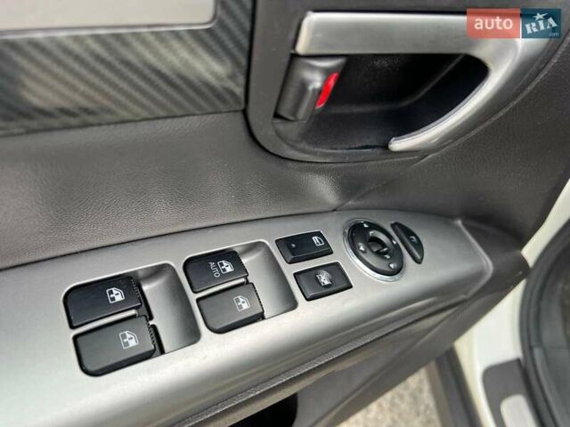 Хендай Санта Фе 2012 в Львове на Automoto.ua Белый Хендай Санта Фе, объемом двигателя 2.2 л и пробегом 218 тыс. км за 11590 $, фото 16 на Automoto.ua