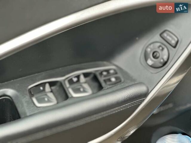 Білий Хендай Санта Фе, об'ємом двигуна 2 л та пробігом 209 тис. км за 14980 $, фото 21 на Automoto.ua