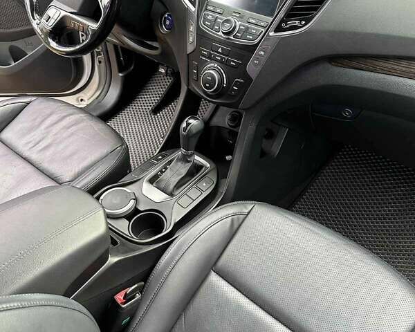 Белый Хендай Санта Фе, объемом двигателя 2 л и пробегом 255 тыс. км за 16000 $, фото 6 на Automoto.ua