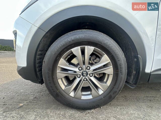 Белый Хендай Санта Фе, объемом двигателя 2.2 л и пробегом 123 тыс. км за 17300 $, фото 26 на Automoto.ua