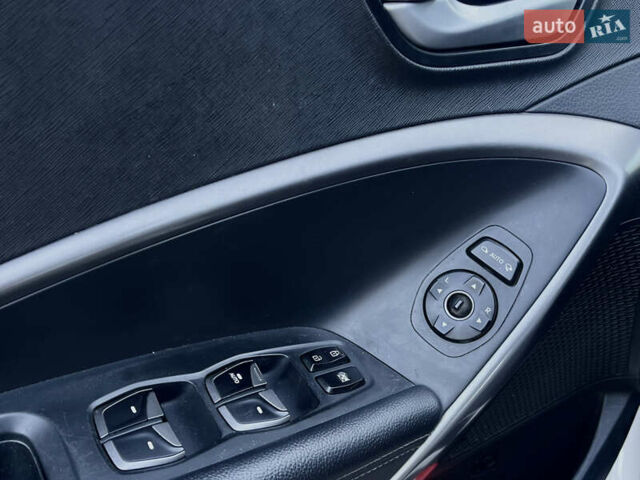 Білий Хендай Санта Фе, об'ємом двигуна 2 л та пробігом 223 тис. км за 17900 $, фото 14 на Automoto.ua