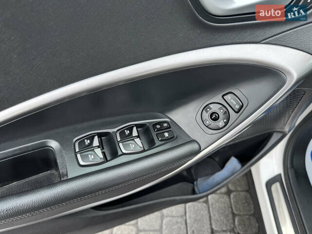 Білий Хендай Санта Фе, об'ємом двигуна 2.2 л та пробігом 185 тис. км за 17800 $, фото 21 на Automoto.ua