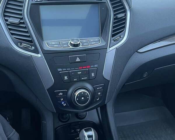 Белый Хендай Санта Фе, объемом двигателя 2.36 л и пробегом 177 тыс. км за 13000 $, фото 8 на Automoto.ua