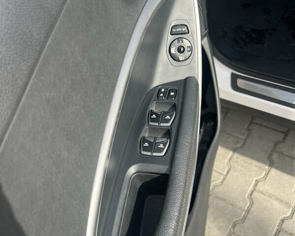 Белый Хендай Санта Фе, объемом двигателя 2.2 л и пробегом 206 тыс. км за 16000 $, фото 7 на Automoto.ua