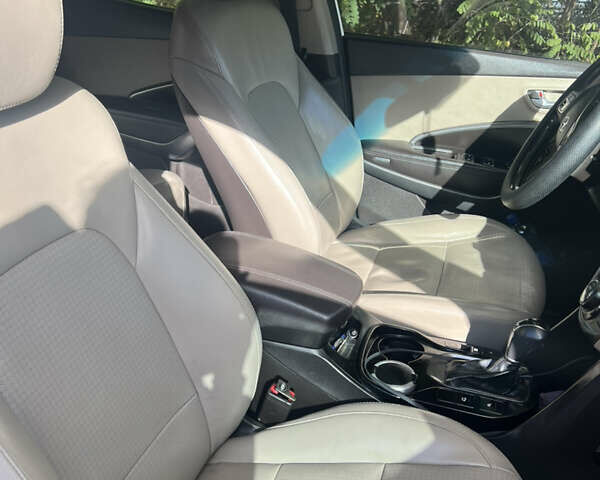 Белый Хендай Санта Фе, объемом двигателя 2.2 л и пробегом 306 тыс. км за 14500 $, фото 15 на Automoto.ua