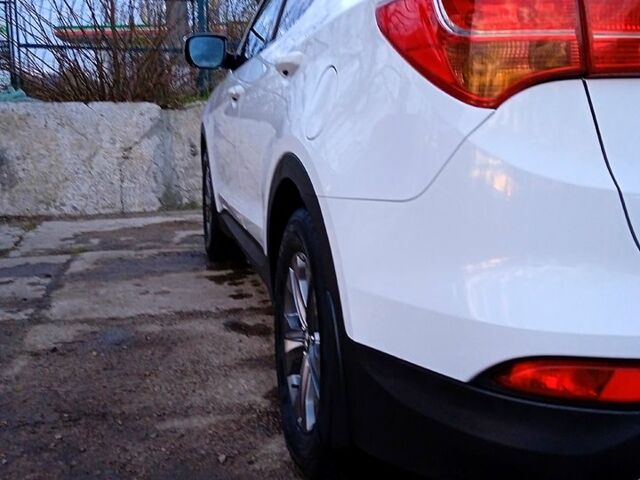 Хендай Санта Фе 2013 в Изюме на Automoto.ua Белый Хендай Санта Фе, объемом двигателя 2.2 л и пробегом 150 тыс. км за 19800 $, фото 1 на Automoto.ua