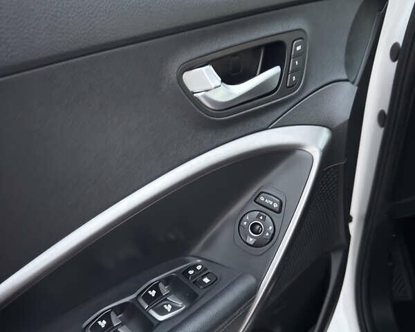 Белый Хендай Санта Фе, объемом двигателя 2.2 л и пробегом 184 тыс. км за 17399 $, фото 16 на Automoto.ua