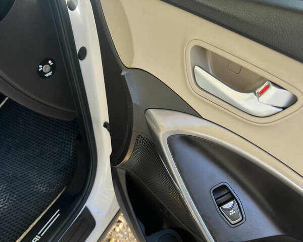 Белый Хендай Санта Фе, объемом двигателя 2.2 л и пробегом 306 тыс. км за 14500 $, фото 14 на Automoto.ua