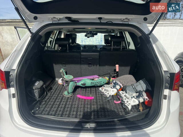 Белый Хендай Санта Фе, объемом двигателя 2.2 л и пробегом 206 тыс. км за 16000 $, фото 5 на Automoto.ua