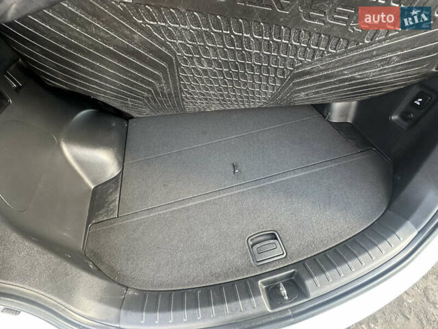 Белый Хендай Санта Фе, объемом двигателя 2.2 л и пробегом 123 тыс. км за 17300 $, фото 33 на Automoto.ua