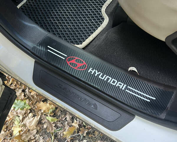 Белый Хендай Санта Фе, объемом двигателя 2.2 л и пробегом 306 тыс. км за 14500 $, фото 12 на Automoto.ua