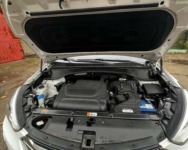 Белый Хендай Санта Фе, объемом двигателя 2.2 л и пробегом 197 тыс. км за 18000 $, фото 19 на Automoto.ua