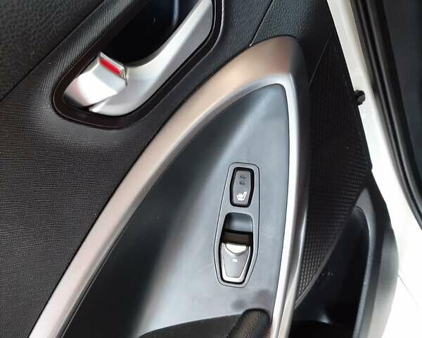 Белый Хендай Санта Фе, объемом двигателя 2.2 л и пробегом 177 тыс. км за 22600 $, фото 17 на Automoto.ua