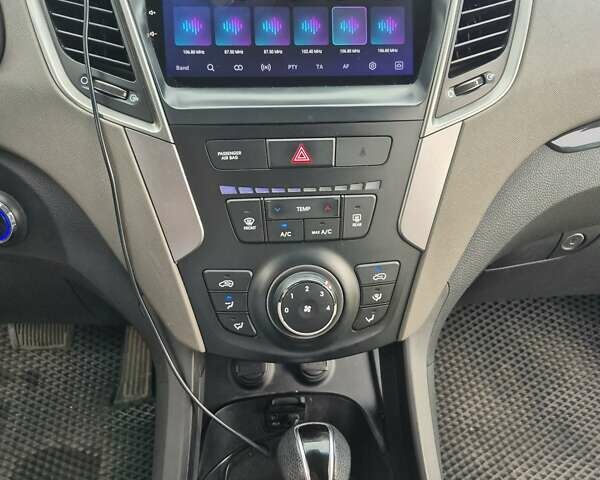 Белый Хендай Санта Фе, объемом двигателя 2.36 л и пробегом 180 тыс. км за 13000 $, фото 6 на Automoto.ua