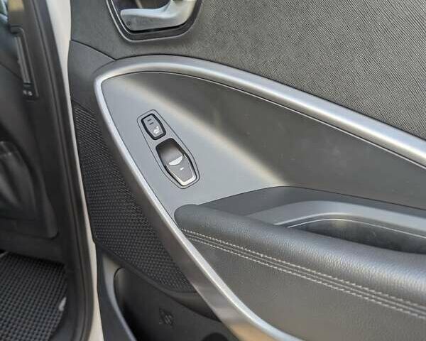 Білий Хендай Санта Фе, об'ємом двигуна 2 л та пробігом 252 тис. км за 16300 $, фото 32 на Automoto.ua