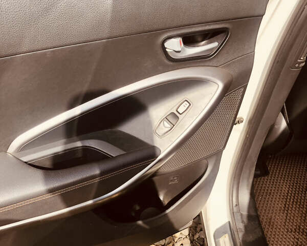 Белый Хендай Санта Фе, объемом двигателя 2.2 л и пробегом 209 тыс. км за 18500 $, фото 17 на Automoto.ua